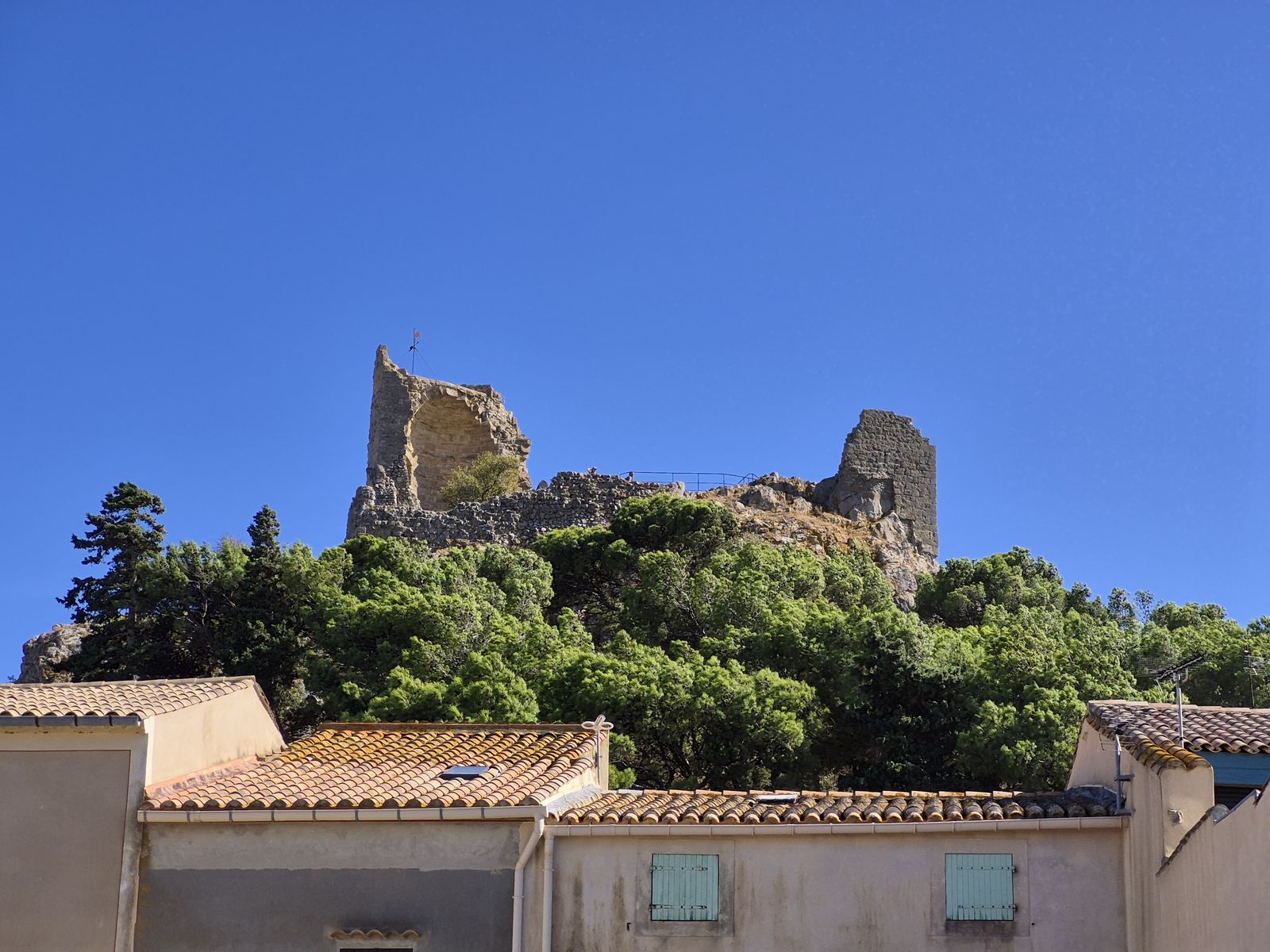 Village et ruines de château dans les Corbières
