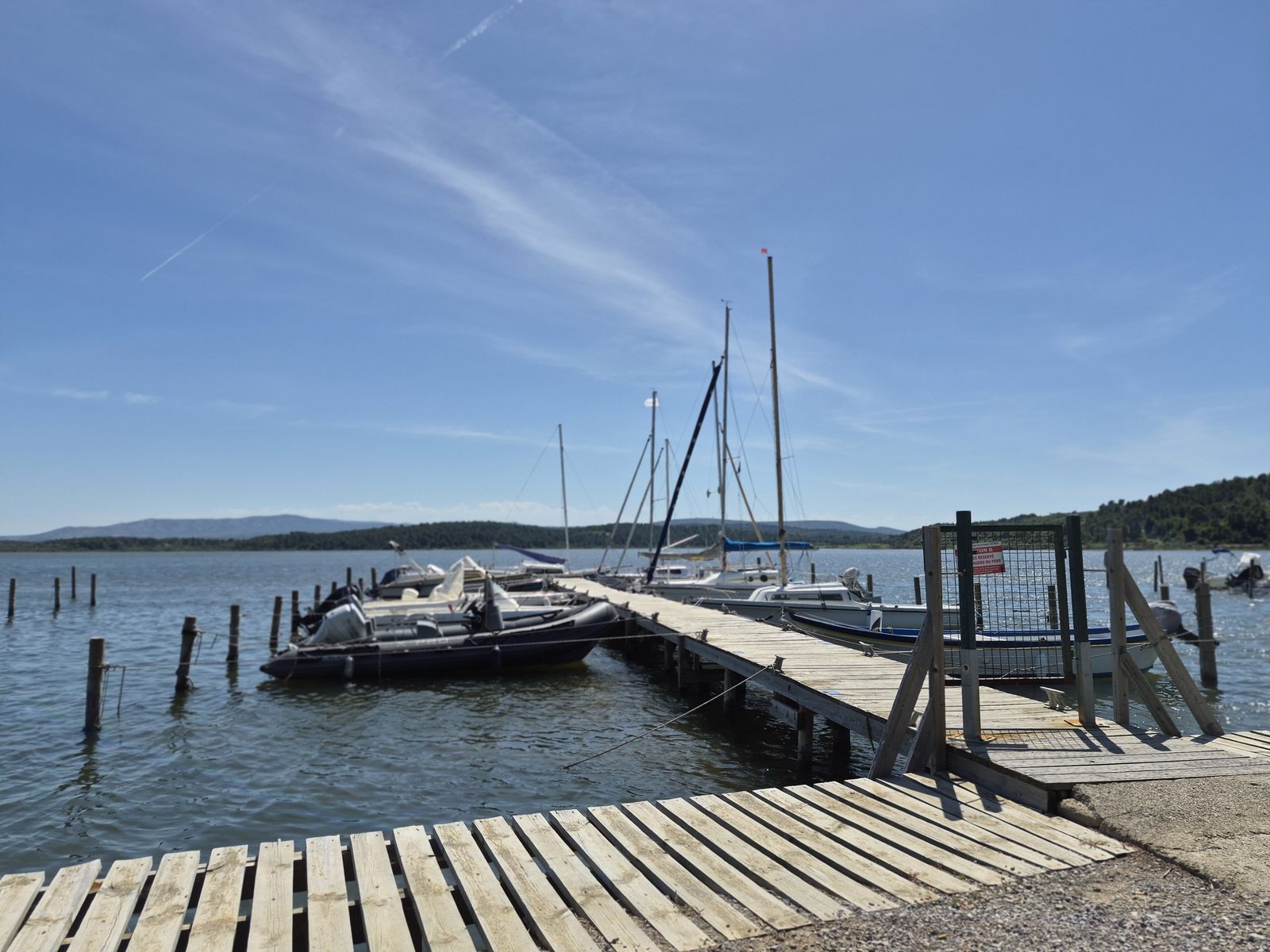 Ponton et barques sur un lac