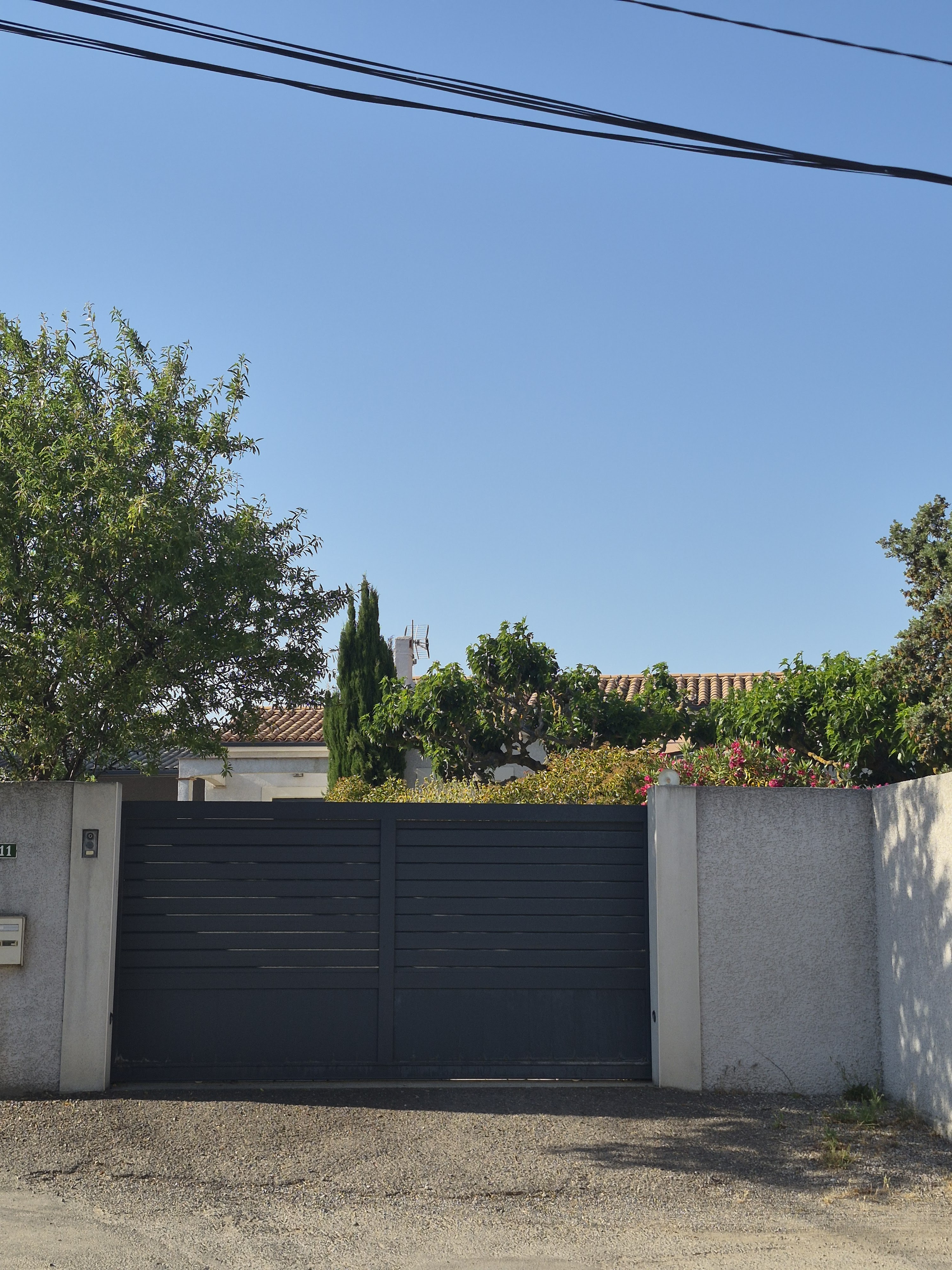 L'entrée de la propriété — 11, chemin de la Gardie